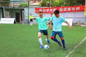 球队怎样应对密集防守：耐心传递与突然提速